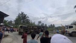 Akibat Rem Blong, Truk Pengangkut Semen Terguling di Jalan Solok-Padang