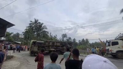 Akibat Rem Blong, Truk Pengangkut Semen Terguling di Jalan Solok-Padang