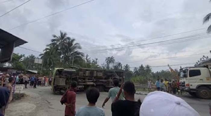 Akibat Rem Blong, Truk Pengangkut Semen Terguling di Jalan Solok-Padang