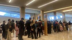 Antrian penumpang pesawat Etihad yang akan terbang ke Singapura