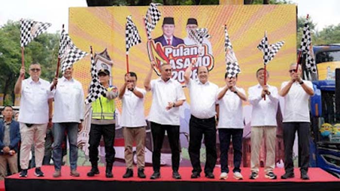 Wakil Ketua Komisi VI DPR RI Andre Rosiade melepas keberangkatan bus Pulang Basamo 2026