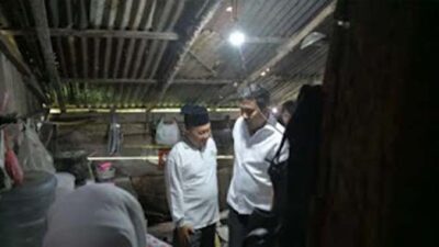 Wagub Sumbar Vasko Ruseimy meninjau rumah Syafri yang tak layak huni.