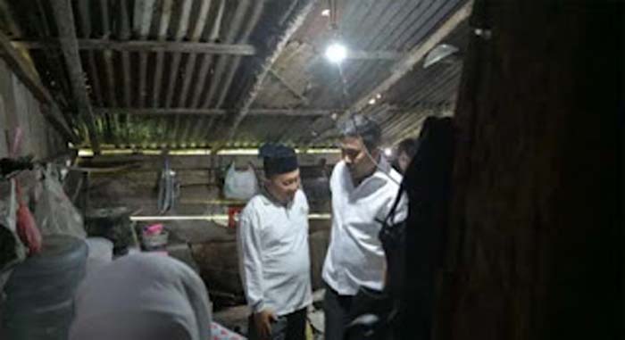 Wagub Sumbar Vasko Ruseimy meninjau rumah Syafri yang tak layak huni.