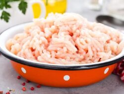 Benarkah Ayam Mentah Harus Dicuci? Ini Penjelasan dan Cara Aman Mengolahnya