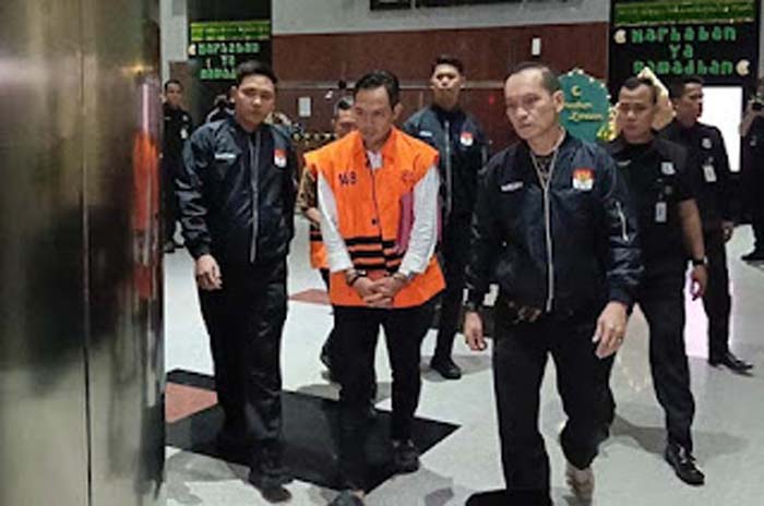 Bupati Cilacap Syamsul Auliya Rachman jadi tersangka pemerasan perangkat desa.