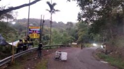 Petugas Dinas Perhubungan Agam sedang memasang rambu-rambu peringatan.