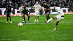 Kevin Diks cetak gol penalti di laga Borussia Monchengladbach vs Union Berlin.
