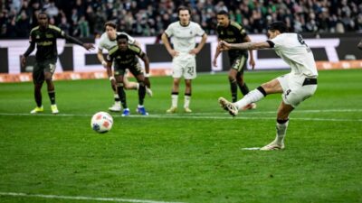 Kevin Diks cetak gol penalti di laga Borussia Monchengladbach vs Union Berlin.