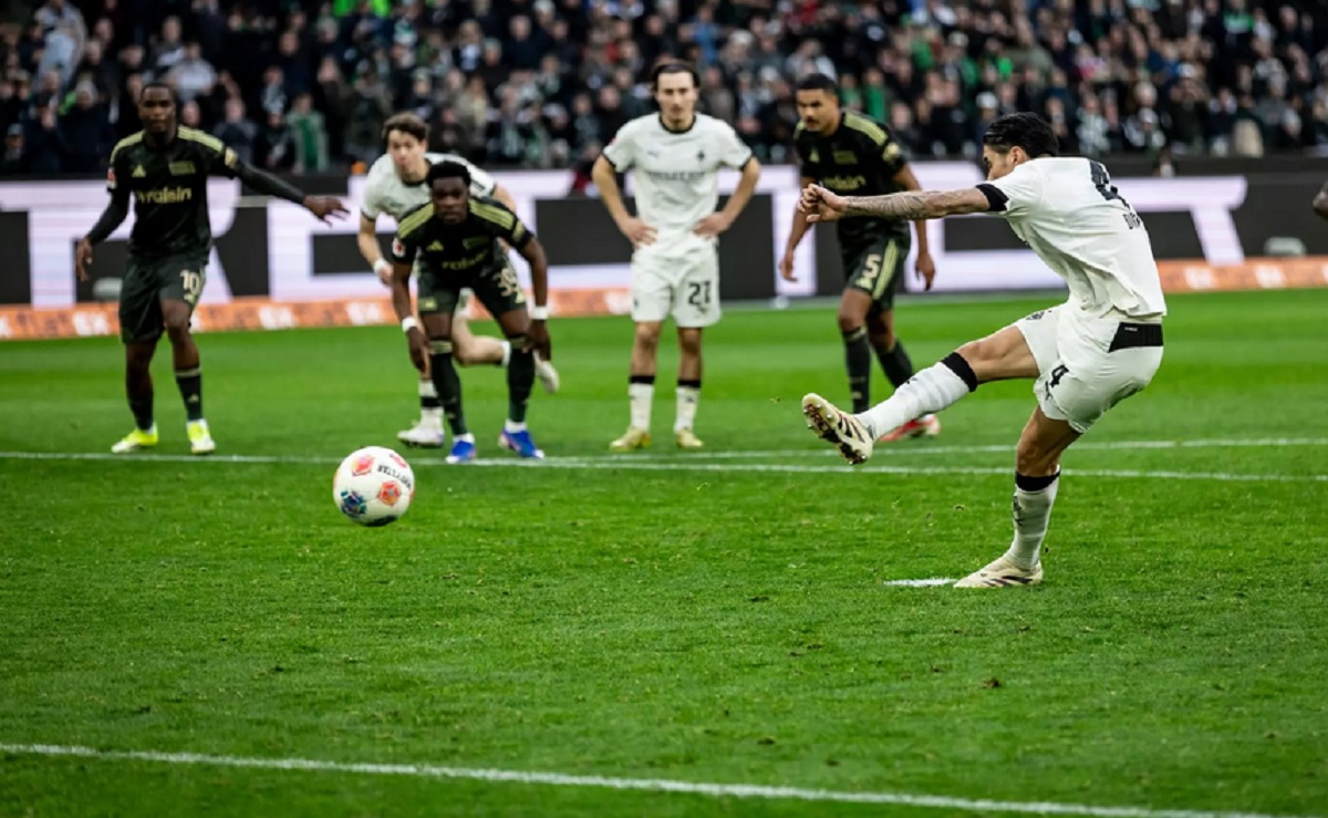 Kevin Diks cetak gol penalti di laga Borussia Monchengladbach vs Union Berlin.