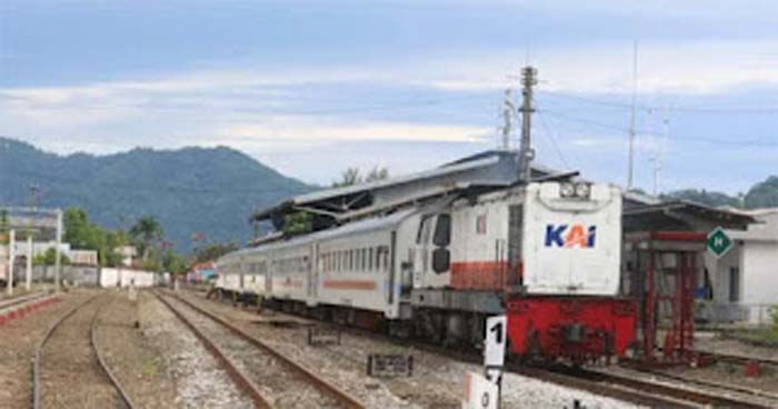 KA Pariaman Ekspres.