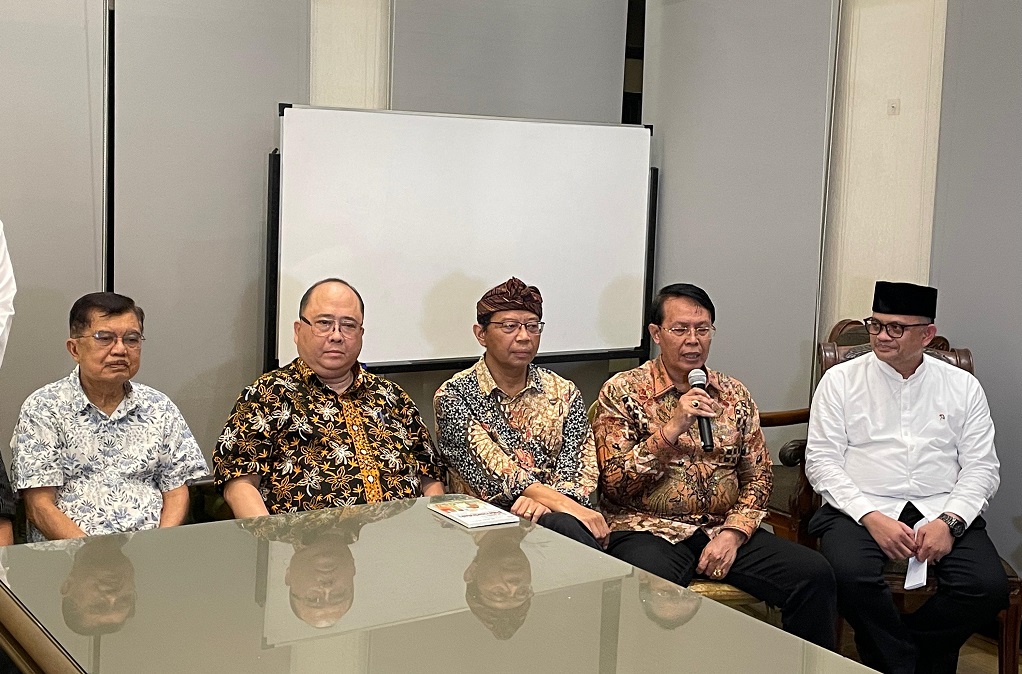 Guru Besar Universitas Trisakti Trubus Rahadiansah (kedua dari kanan) usai pertemuan dengan Wapres ke-10 dan ke-12 RI Jusuf Kalla (JK).