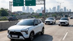 Jika sistem mendeteksi potensi tabrakan akibat jarak yang terlalu dekat, FCM akan memberikan peringatan visual pada panel instrumen dan melakukan pengereman otomatis.