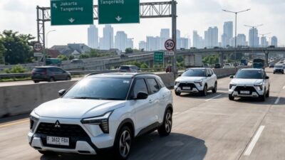 Jika sistem mendeteksi potensi tabrakan akibat jarak yang terlalu dekat, FCM akan memberikan peringatan visual pada panel instrumen dan melakukan pengereman otomatis.