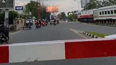 Seratusan Penjaga Pintu Perlintasan Sebidang Kereta Api tak Terima THR.