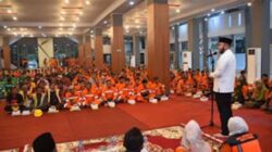 Wali Kota Padang Fadly Amran berbuka puasa bersama petugas kebersihan.