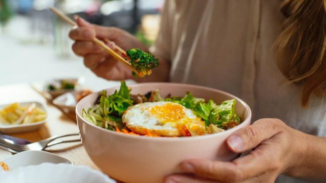 Agar berat badan tak naik setelah lebaran, ikuti tips sehat dari ahli.