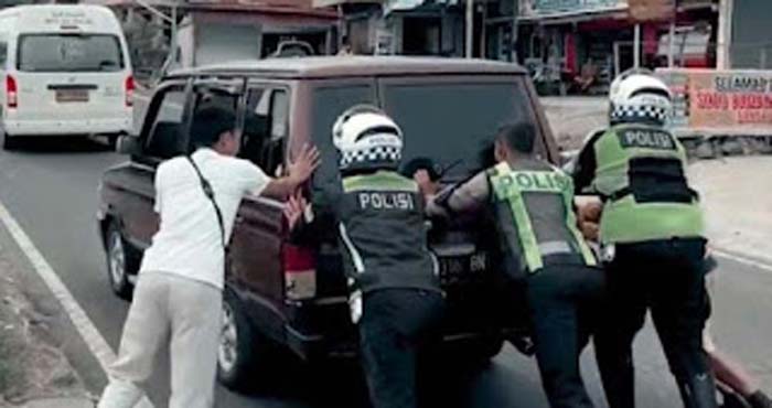 Kerja Keras Tim Pengurai Kemacetan: Arus One Way Tetap Lancar dan Aman.