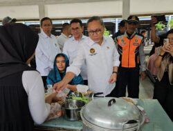 Harga Plastik Tembus Rp23 Ribu per Pack, Pedagang Akui Untung Menyusut