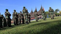 Arsip-Personel TNI melaksanakan apel gabungan di Lapangan Imam Bonjol Kota Padang