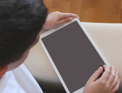 Aturan Baru PP TUNAS Berlaku, Orang Tua Diminta Awasi Penggunaan Gadget Anak