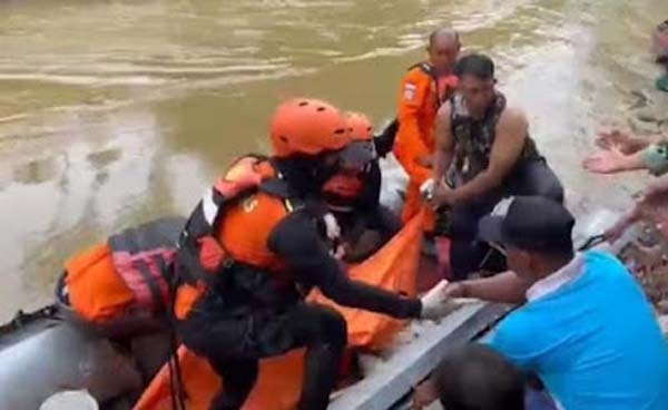 Tim SAR mengevakuasi jasad lansia pejudi sabung ayam yang tenggelam di sungai usai kabur