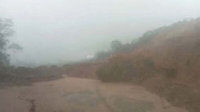 Kondisi ruas jalan provinsi menghubungkan Padang-Bukiittinggi tertimbun tanah longsor