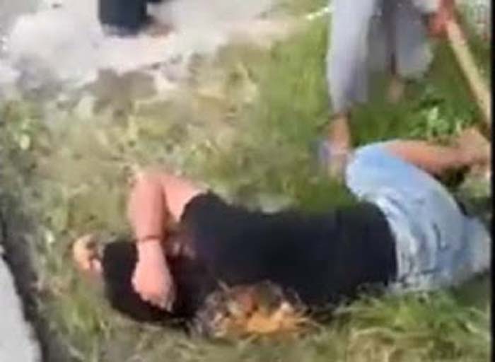 Maling motor babak belur setelah tertangkap warga saat beraksi.