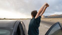 Ada beberapa cara sederhana yang bisa dilakukan untuk mengatasi rasa pegal dan nyeri karena duduk lama saat perjalanan mudik.