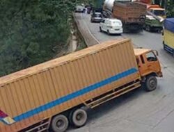 Polisi Berlakukan Buka-Tutup Jalan Saat Truk Mogok di Panorama Satu