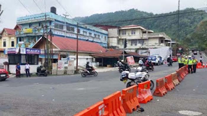 Sejumlah personel kepolisian mengatur arus lalu lintas.