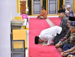 Bupati Benni Warlis Berbaur dengan Warga Saat Tarawih di Masjid Raya Garagahan