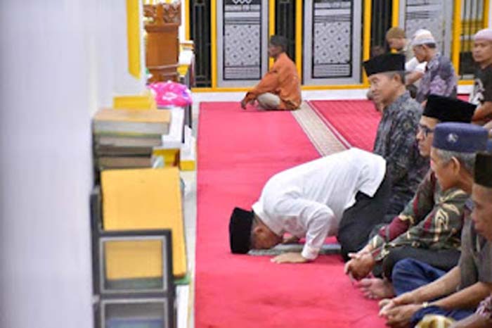 Bupati Agam Mendadak Shalat Tarwih di Mesjid Raya Garagahan.