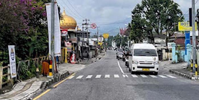 One Way via Padang Panjang.