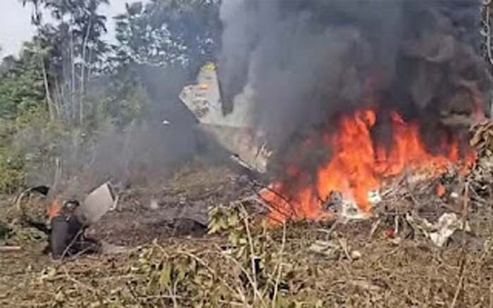 Pesawat militer Kolombia yang membawa 125 orang jatuh dan meledak.