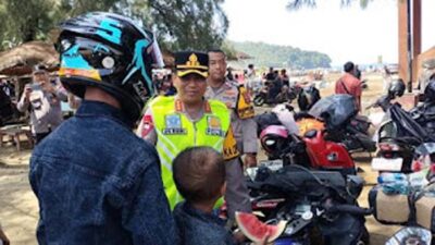 Kapolresta Padang Kombes Apri Wibowo cek Pantai Air Manis Padang.
