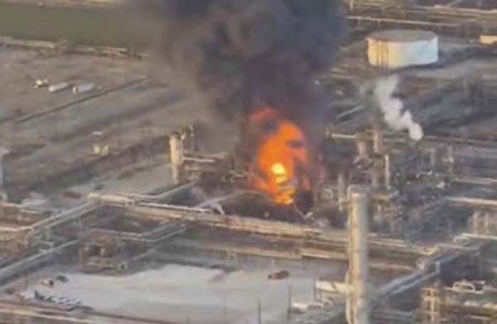 Ledakan dahsyat mengguncang kilang minyak di Port Arthur, Texas, AS.