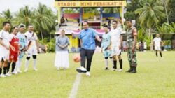 Tendangan pertama dari Wali Kota Pariaman Yota Balad.