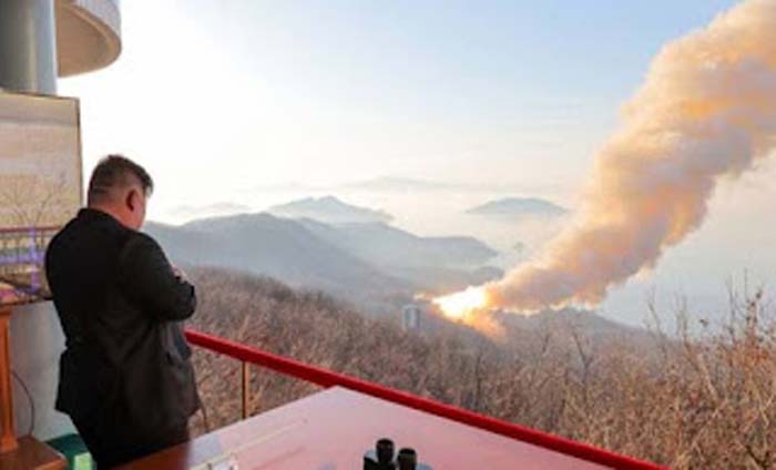 Kim Jong Un menyaksikan langsung uji coba mesin roket baru
