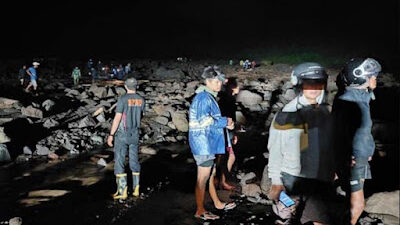 Tim SAR gabunganmencari korban banjir lahar Merapi di Magelang.