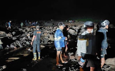 Tim SAR gabunganmencari korban banjir lahar Merapi di Magelang.