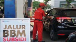 Pengisian BBM bersubsidi di salah satu SPBU.