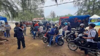 Suasana antrian kendaraan di gerbang wisata Pantai Air Manis Padang.
