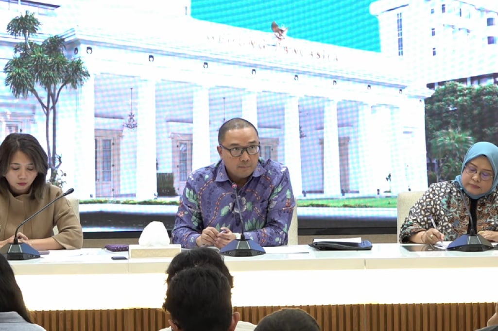 Direktur Jenderal Asia Pasifik dan Afrika Kemlu Santo Darmosumarto (tengah).