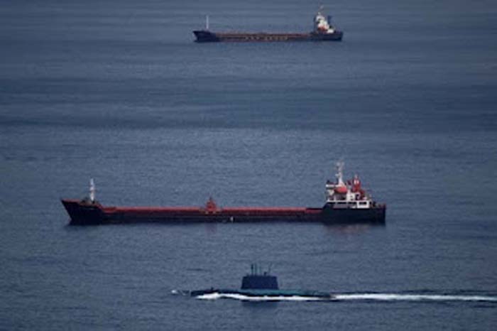 Iran mengancam akan menyerang dan membakar kapal apa pun yang mencoba melintas di Selat Hormuz.