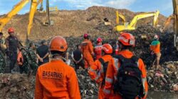 Tiga orang dilaporkan meninggal dunia imbas gunung sampah longsor.