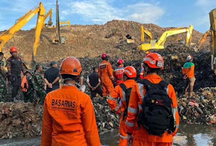 Tiga orang dilaporkan meninggal dunia imbas gunung sampah longsor.