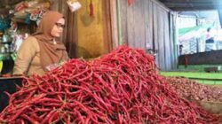 Salah seorang pedagang kebutuhan pokok.