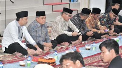 Bupati Agam Benni Warlis dan Wakil Bupati, mengadakan buka puasa bersama.