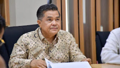 Bupati Agam, Benni Warlis, menghadiri rapat.