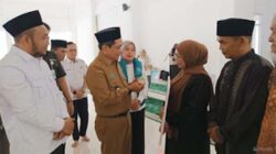 Garin Hingga Guru Mengaji di Padang Pariaman Mendapat Zakat Senilai Rp500 Ribu dari Pemerintah.